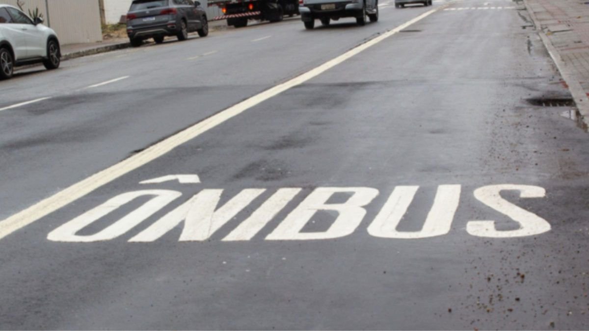 Confusão marca início da fiscalização da faixa exclusiva para ônibus na Avenida Presidente Kennedy em São José