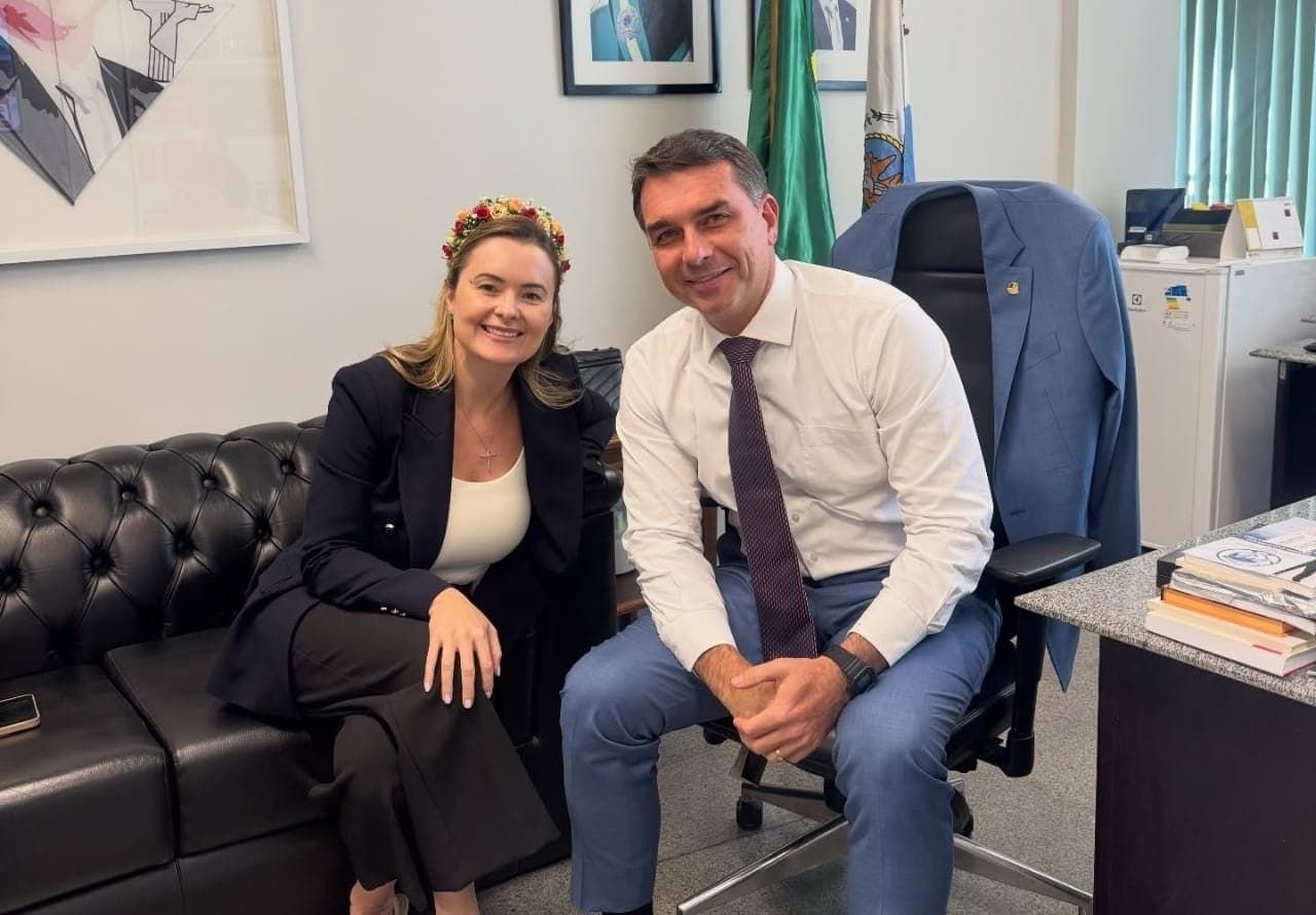Recusas fortalecem nome de Júlia Zanatta para vice de Flávio Bolsonaro