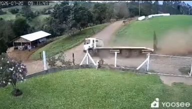 Caminhão da Prefeitura de Águas Frias desce desgovernado e atinge estrebaria no interior