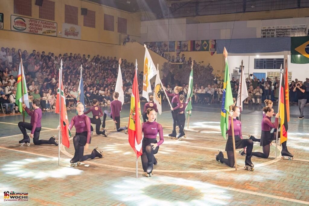 Show de Abertura reúne talentos locais e lota ginásio municipal