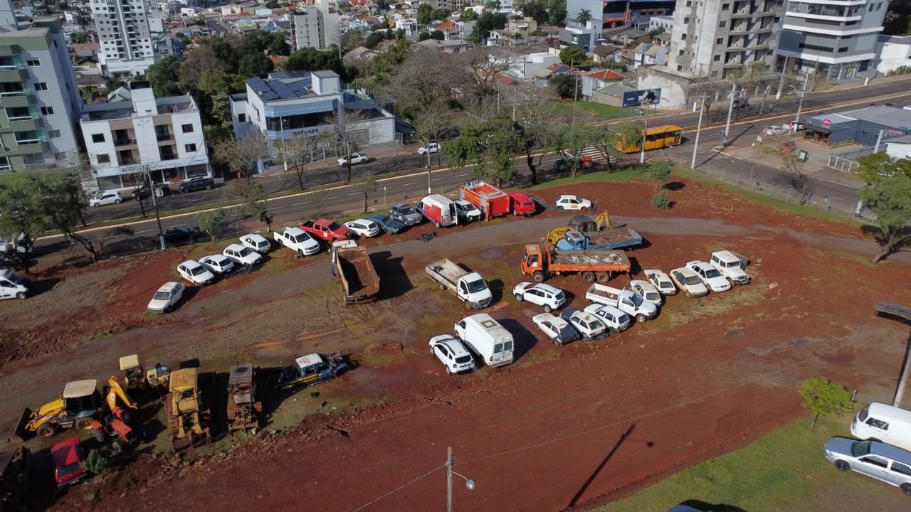Prefeitura de Chapecó fará leilão de 34 veículos e máquinas pesadas em agosto
