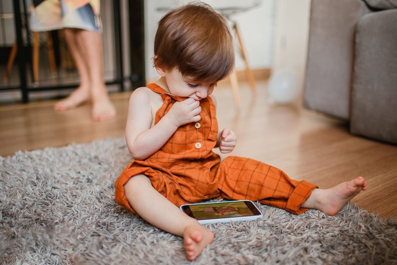 Vídeos feitos com IA invadem o YouTube e especialistas alertam para riscos ao desenvolvimento infantil