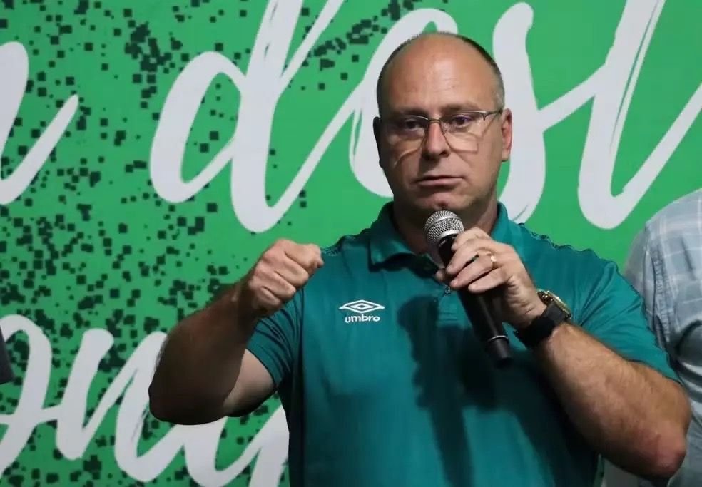 Presidente da Chape é acusado de agredir torcedor e narrador é demitido após o caso
