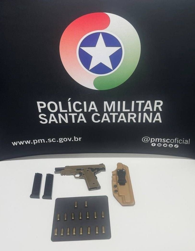 Homem é preso com pistola calibre .45 após denúncia de ameaça no trânsito em Chapecó