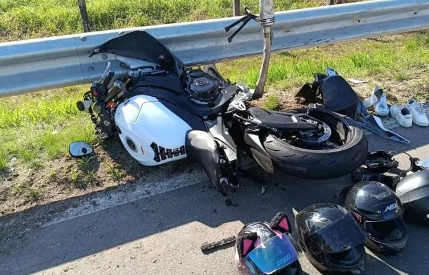 Casal de universitários morre em colisão entre motos na BR-101, em SC