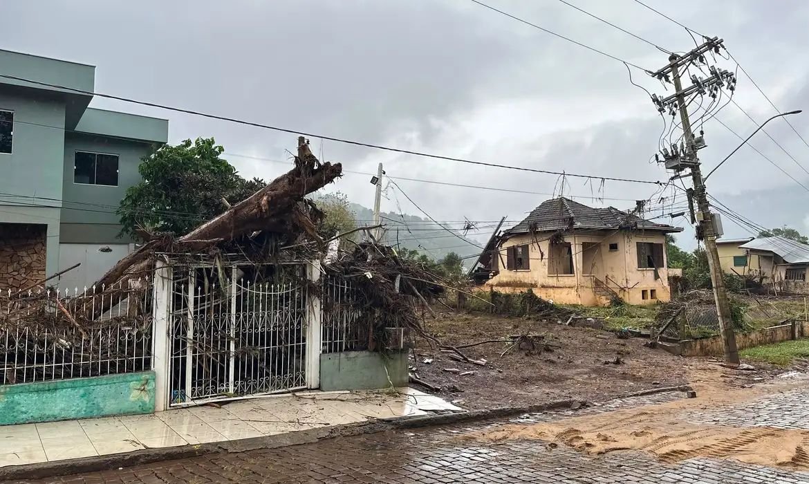 Defesa Civil alerta para temporais, granizo e risco de inundações no Rio Grande do Sul