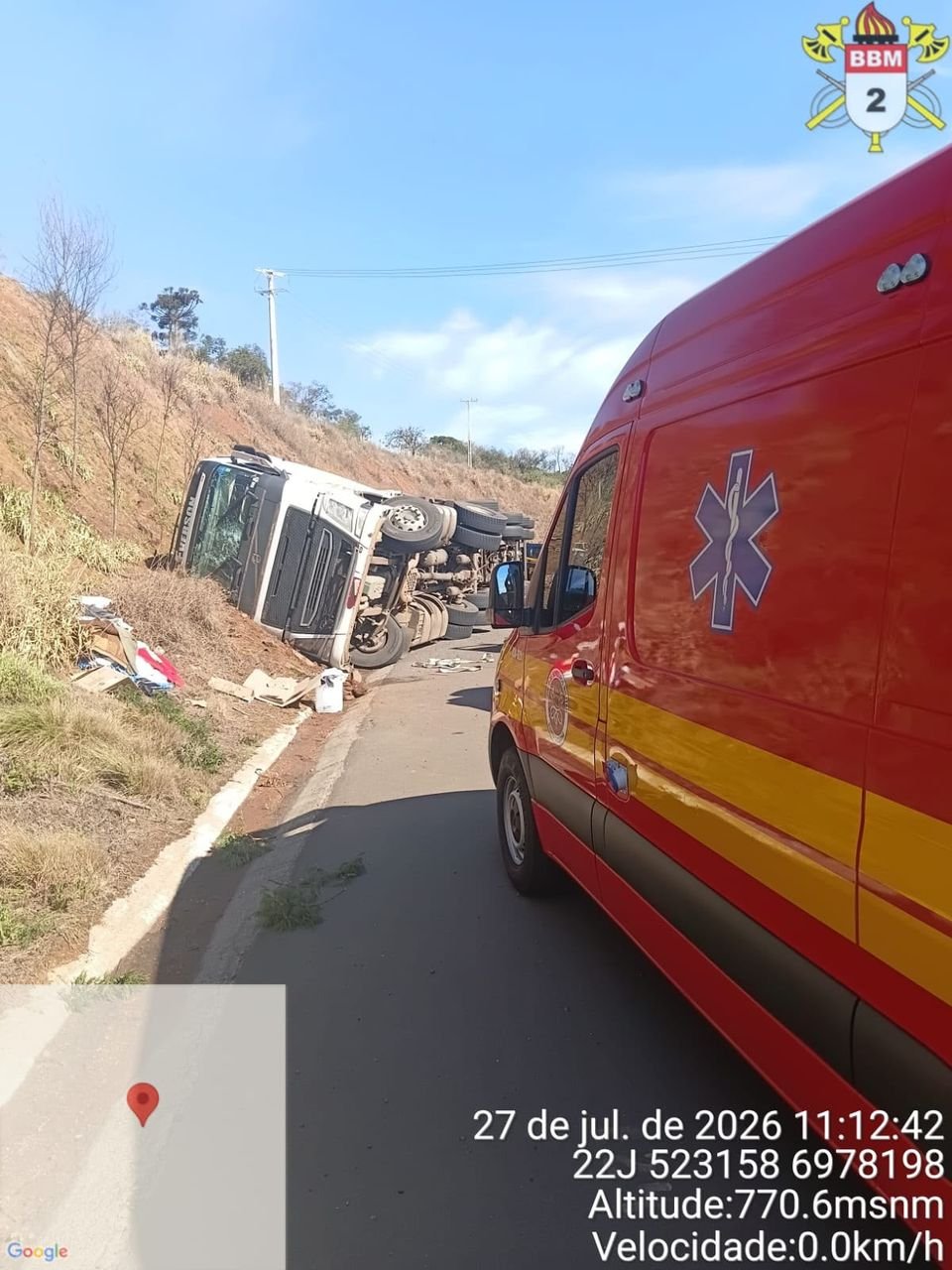 VÍDEO: Carreta tomba em rodovia do Oeste de SC e deixa três pessoas feridas, entre elas uma criança