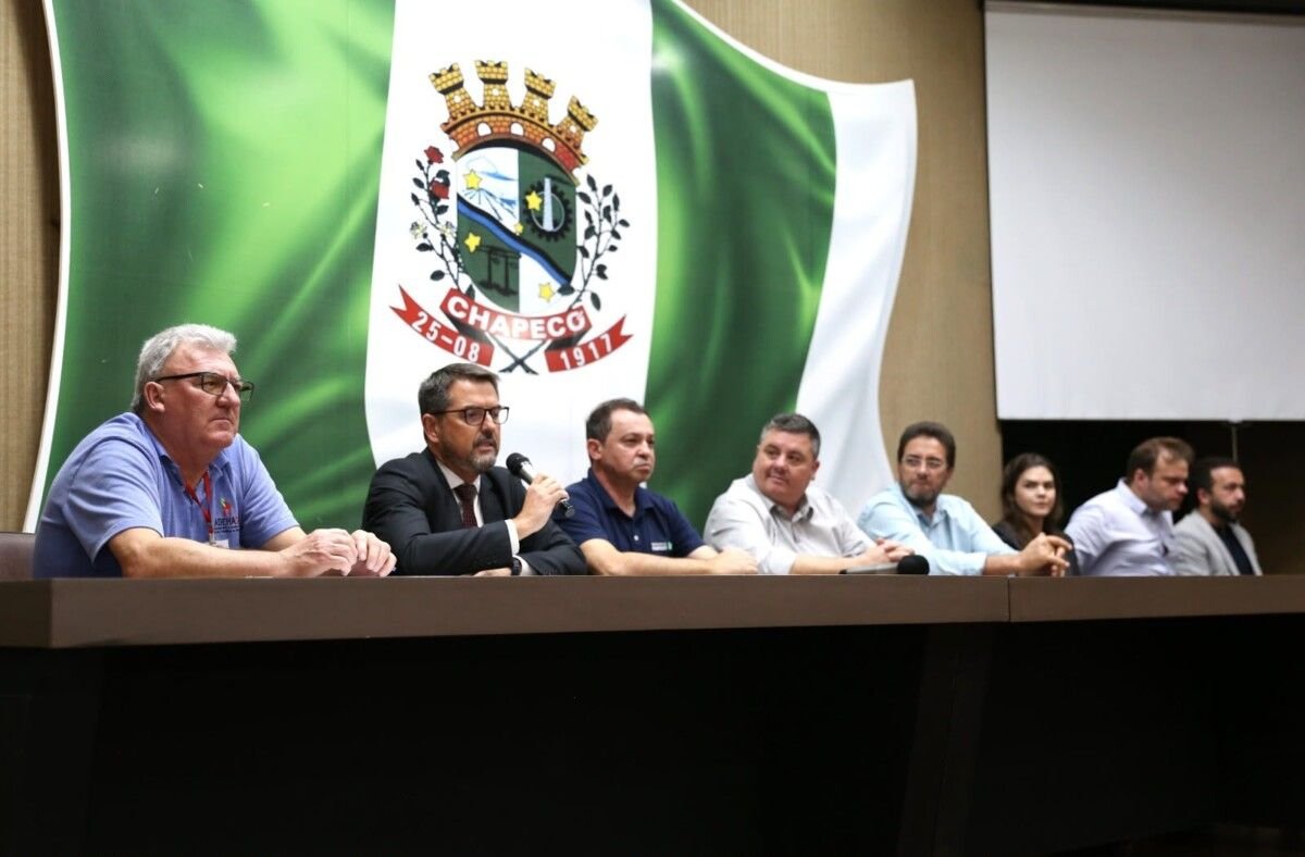 Chapecó entrega 71 matrículas de imóveis e garante propriedade definitiva a famílias