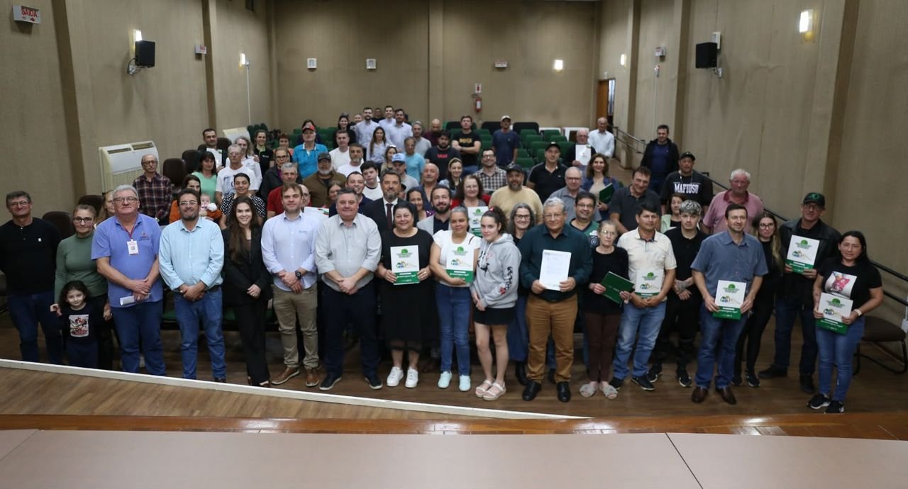 Chapecó entrega 71 matrículas de imóveis e garante regularização para famílias pelo Lar Legal