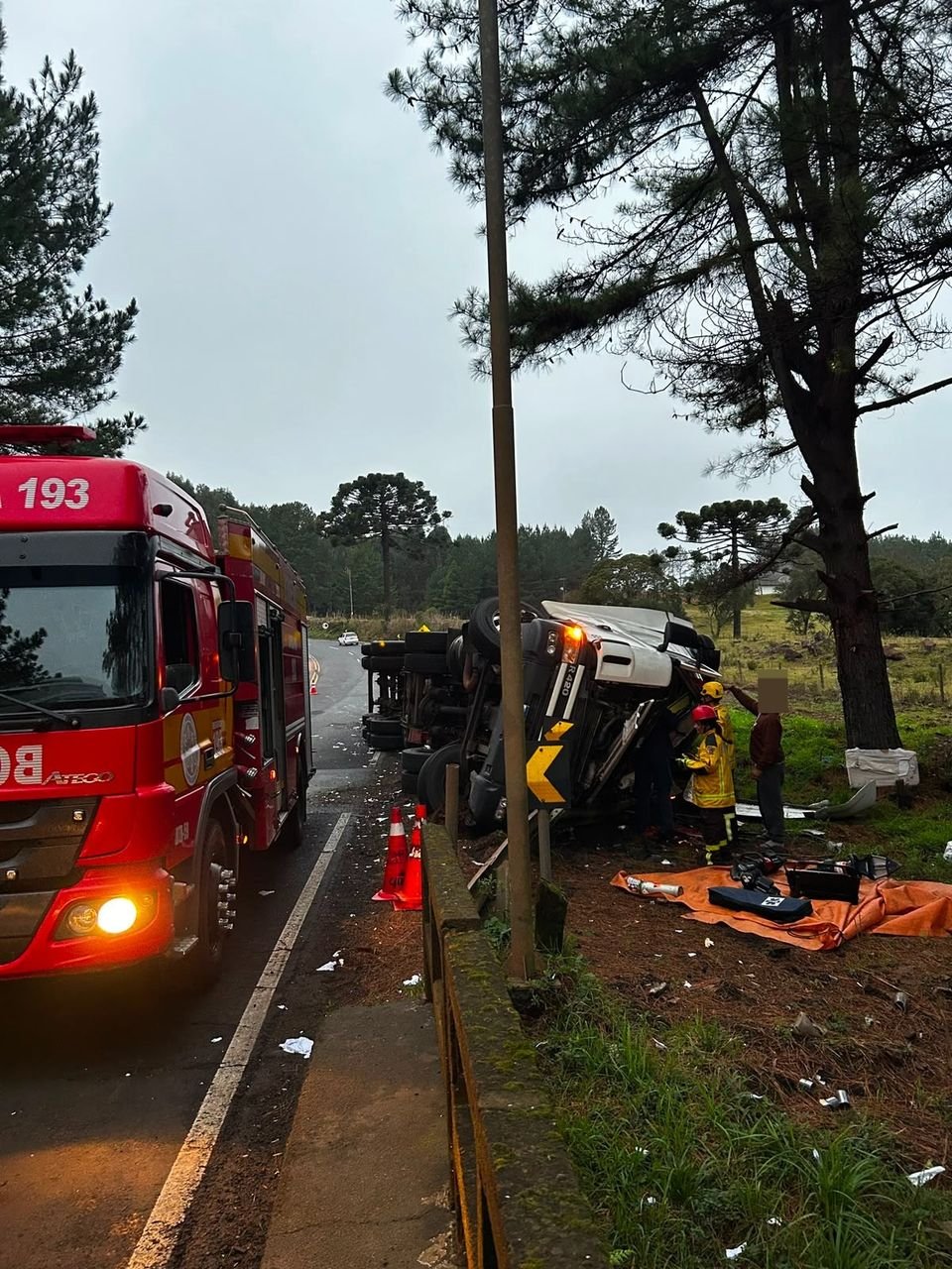 Motorista fica ferido após carreta tombar na SC-350 em Santa Cecília