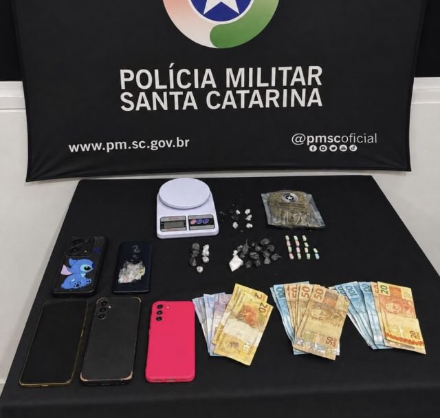 Polícia Militar prende quatro pessoas e apreende drogas em São Miguel do Oeste