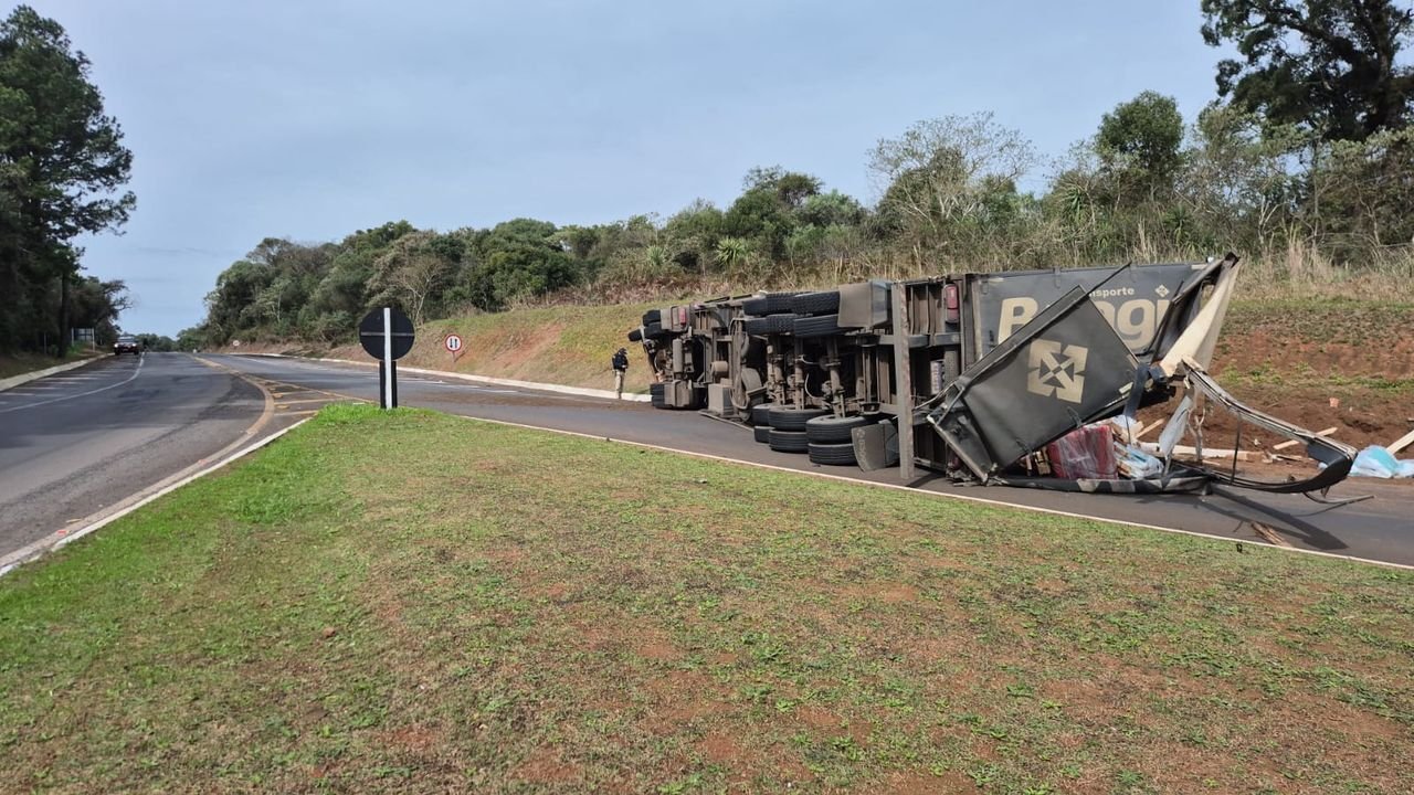 Carreta tomba e bloqueia totalmente a BR-282 no trevo de acesso a Vargeão