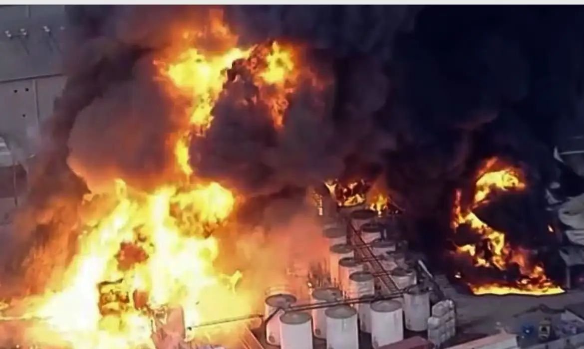 Incêndio em fábrica de produtos químicos em Itaquaquecetuba é extinto após 33 horas