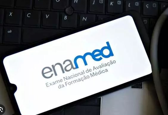 Justiça suspende resultados do Enamed e anula punições a faculdades de Medicina