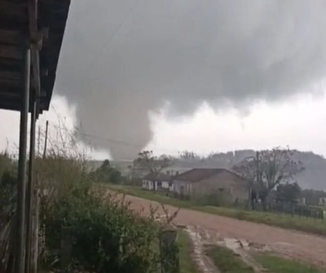 Tornado atinge Pedro Osório, RS, e provoca destelhamentos