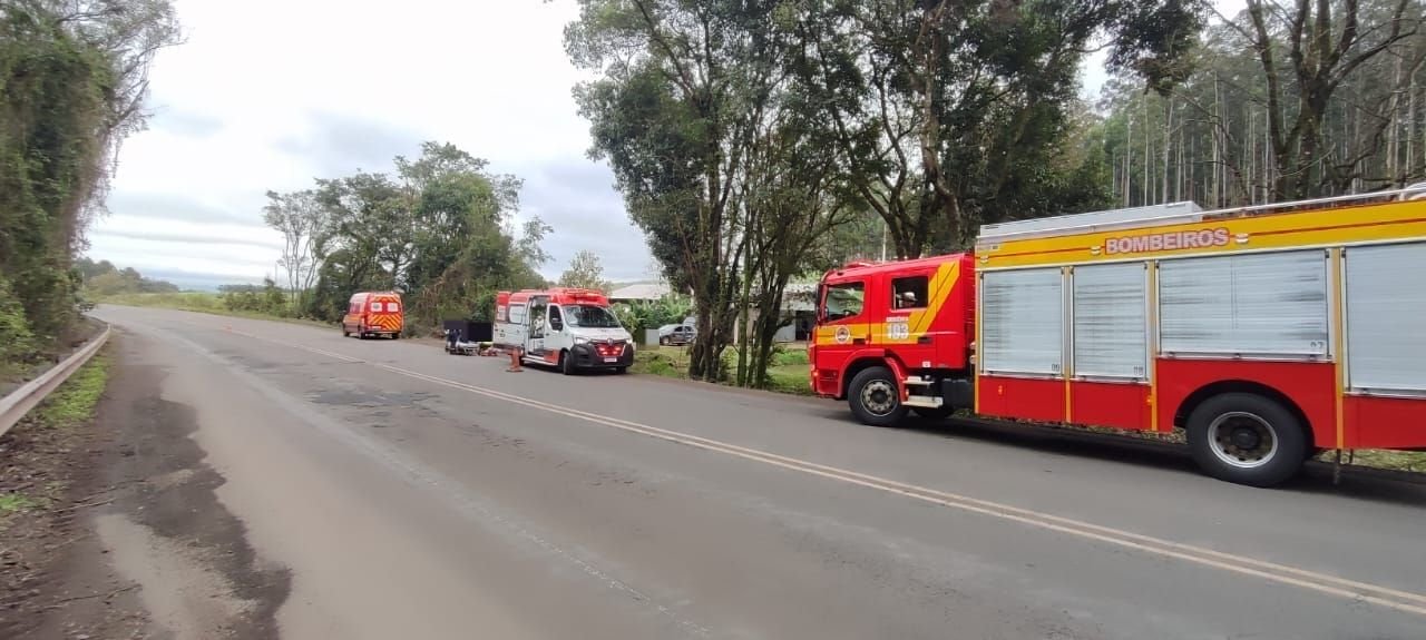 Colisão entre carro e motocicleta deixa homem ferido na BR-282 em Maravilha