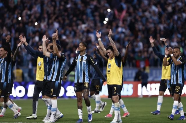 Grêmio vence São Paulo e deixa a zona de rebaixamento do Brasileirão