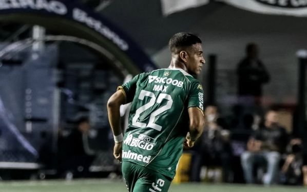 Max Alves passa por cirurgia após fraturas nas costelas em jogo da Chapecoense