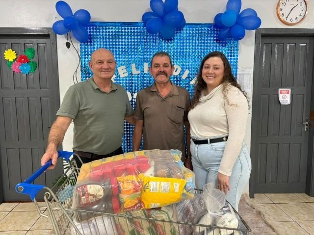 Guaraciaba entrega kits de alimentos a grupos de idosos