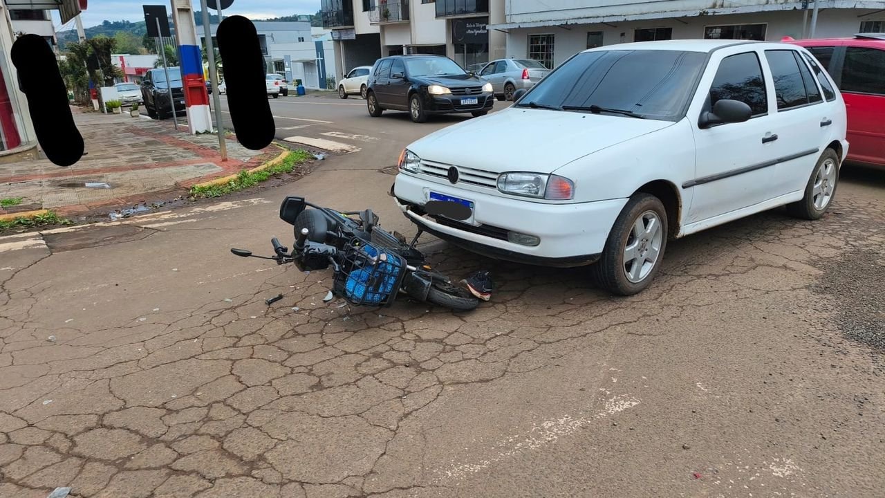 Idoso fica ferido após colisão entre carro e moto em Cunha Porã