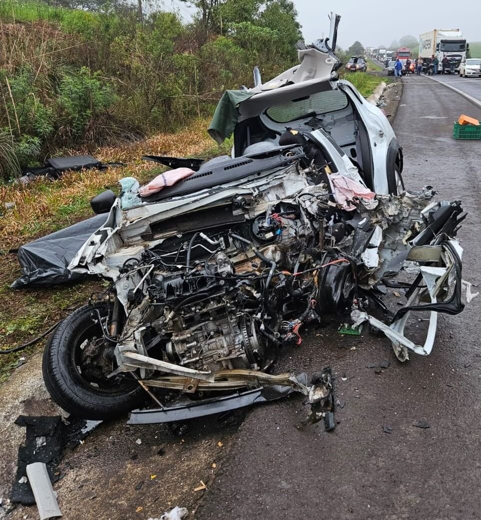 Mulher morre em colisão entre carro e caminhão na BR-282 em Ponte Serrada