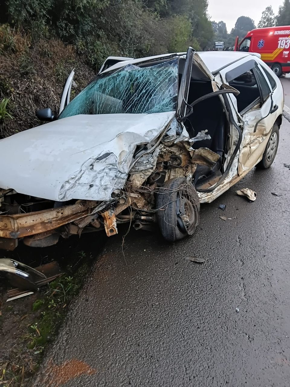 Colisão entre carreta e Gol deixa uma pessoa morta na BR-470 em SC
