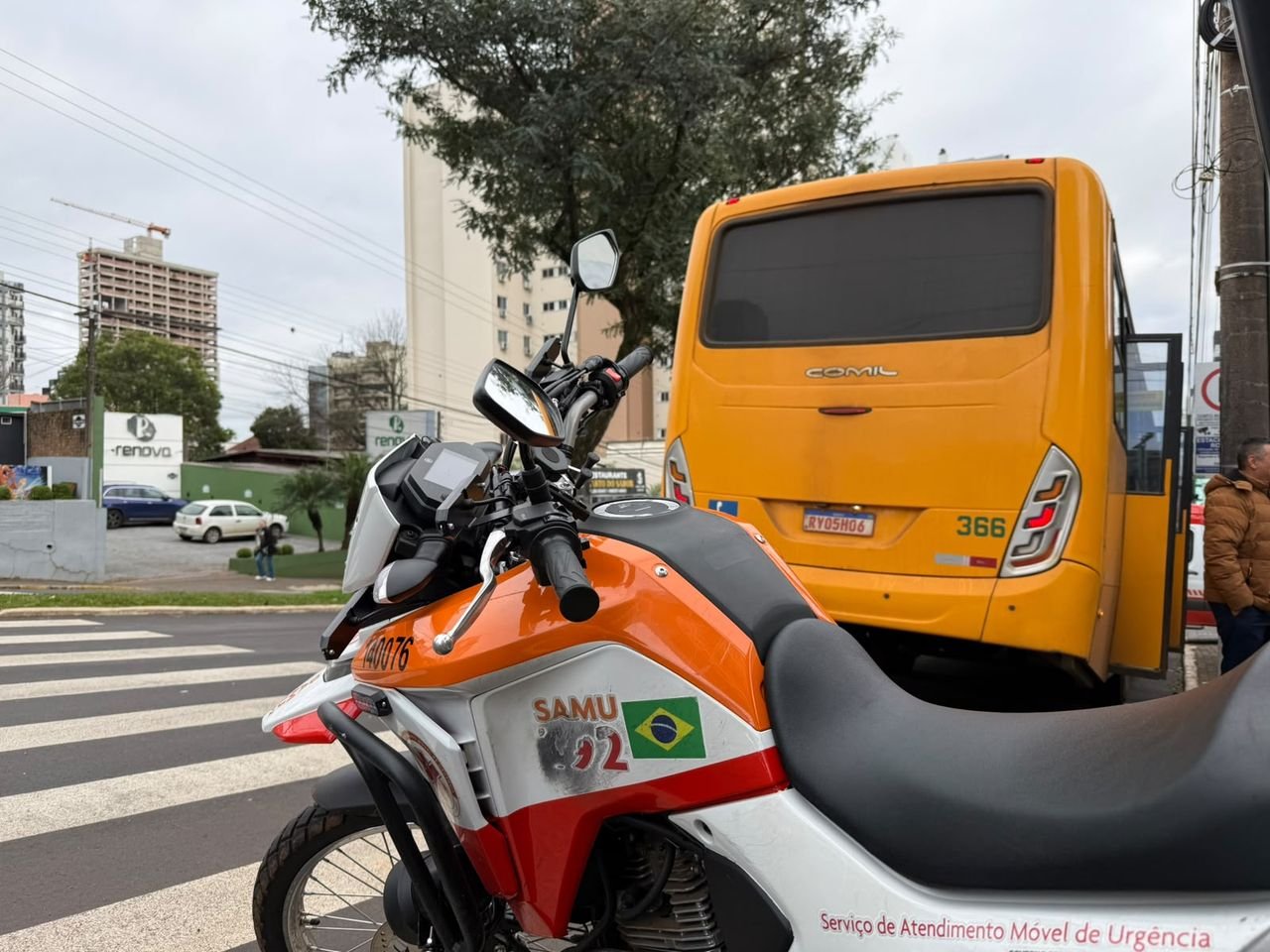 Acidente entre lotação e motocicleta deixa passageira ferida em Chapecó