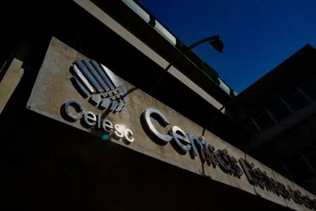 Celesc abre concurso público com salários de até R$ 6,9 mil