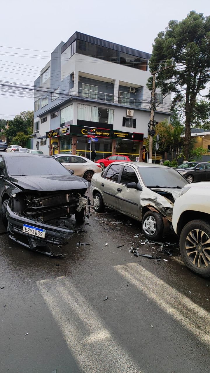 Acidente com três veículos deixa homem ferido em Chapecó