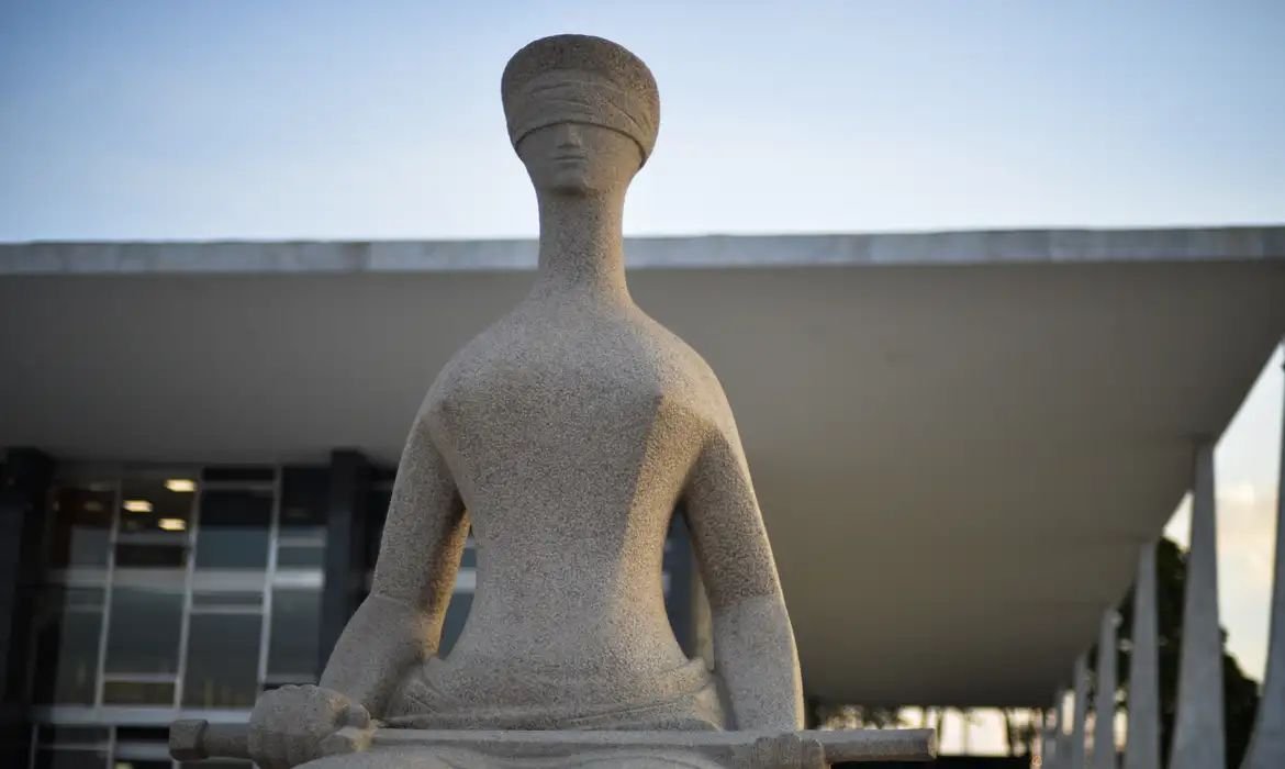 STF determina suspensão de salários excessivos em tribunais