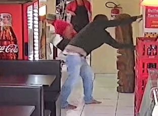 Homem é preso após atacar ex-companheira com faca em restaurante de Penha