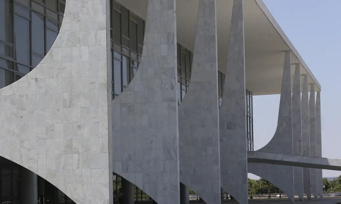 Governo brasileiro avalia resposta às tarifas dos Estados Unidos