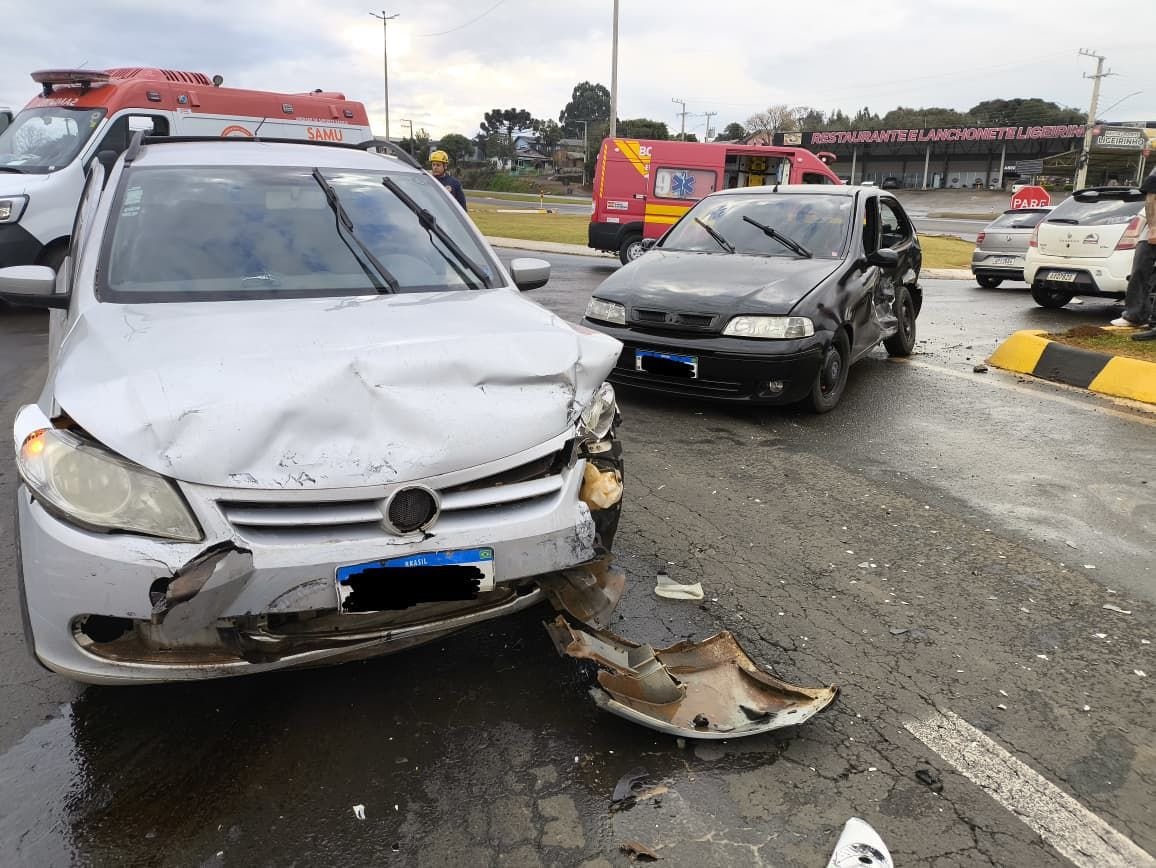 Colisão entre dois carros deixa quatro pessoas envolvidas na BR-282
