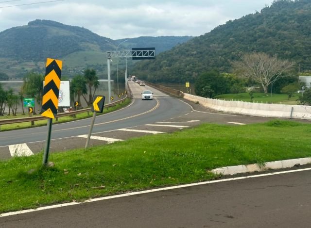 Ponte do Goio-Ên terá trânsito em Pare/Siga na segunda-feira para instalação de iluminação
