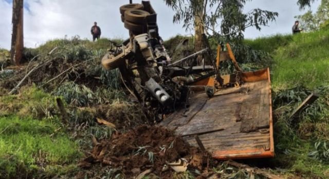 Caminhão tomba na SC-154 e motorista é ejetado em Passos Maia