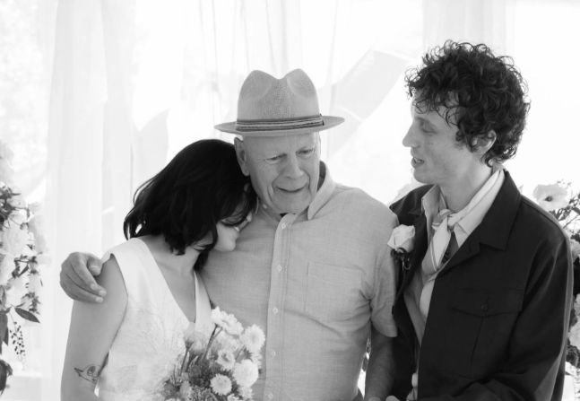 Bruce Willis faz rara aparição no casamento da filha Tallulah