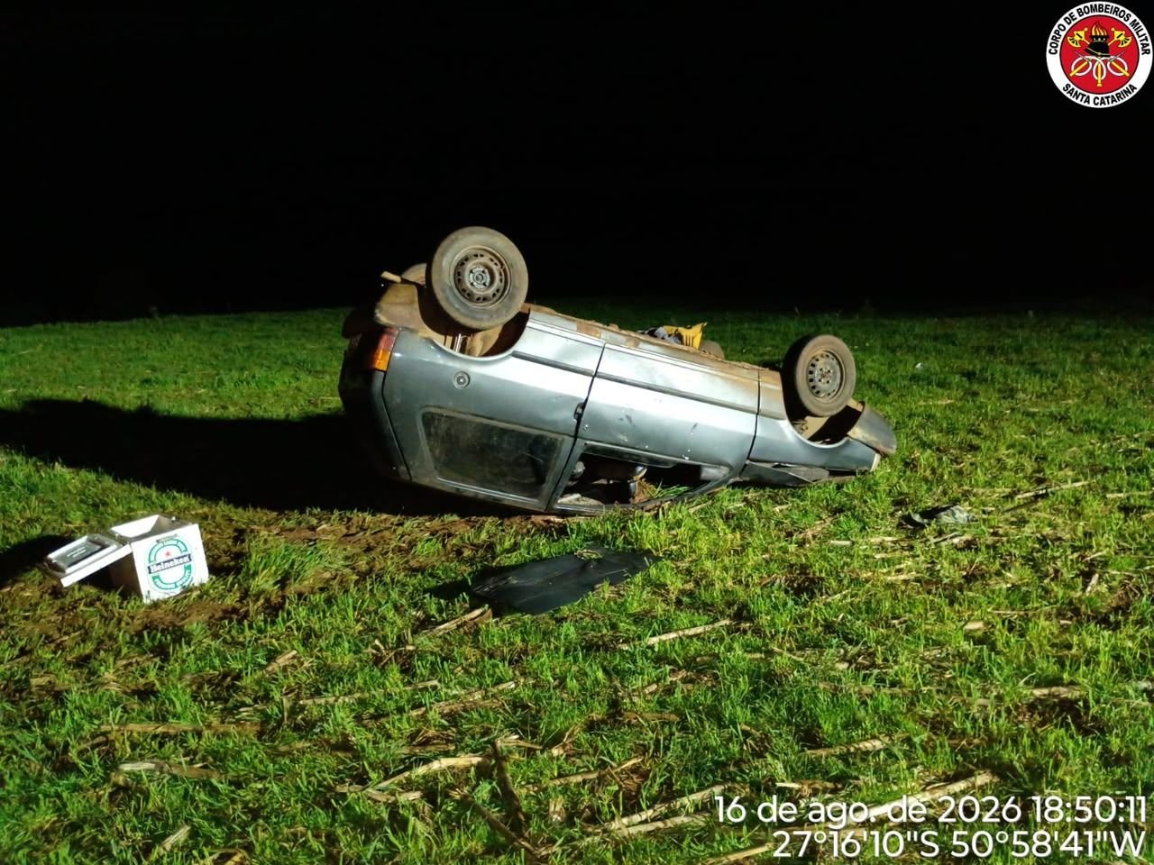 Fiat Uno capota em Campos Novos; três homens são atendidos