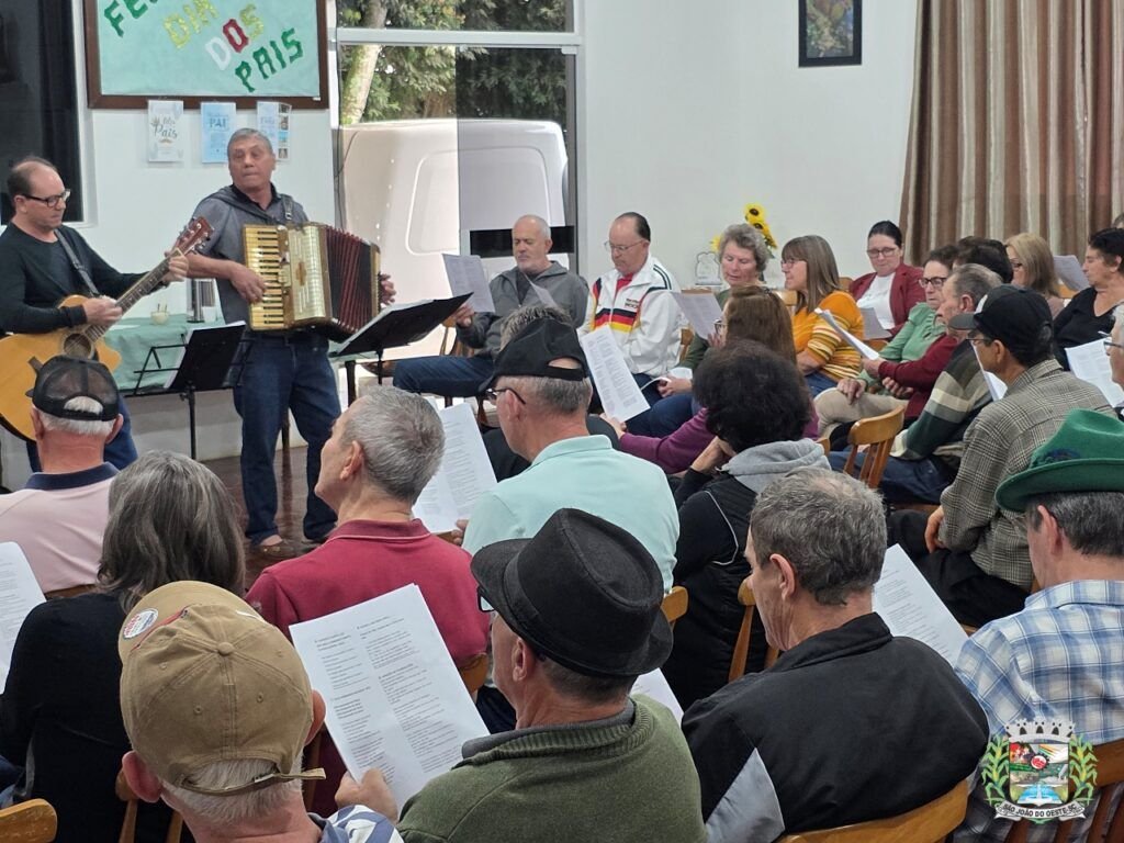 Projeto Vozes da Sabedoria reúne idosos em tarde de música e integração