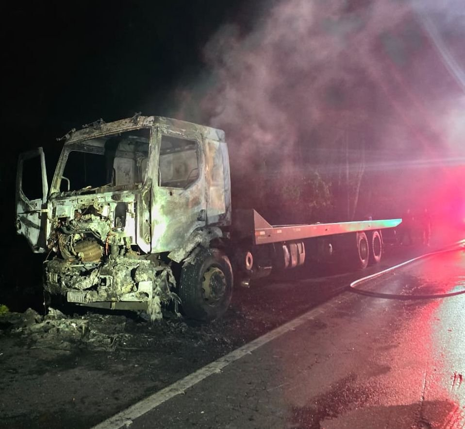 Caminhão pega fogo na BR-282 em Cordilheira Alta