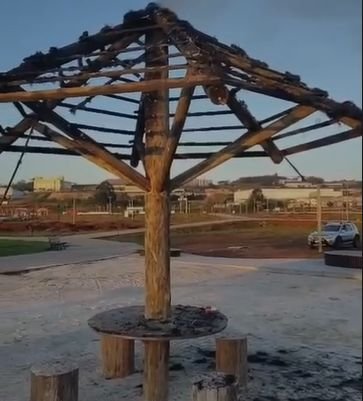 Adolescente de 14 anos é conduzido após incêndio em quiosque no Parque Eldorado em Chapecó