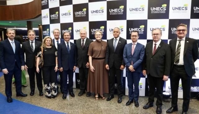 Facisc entrega documento com 1,2 mil demandas de SC a candidatos à Presidência