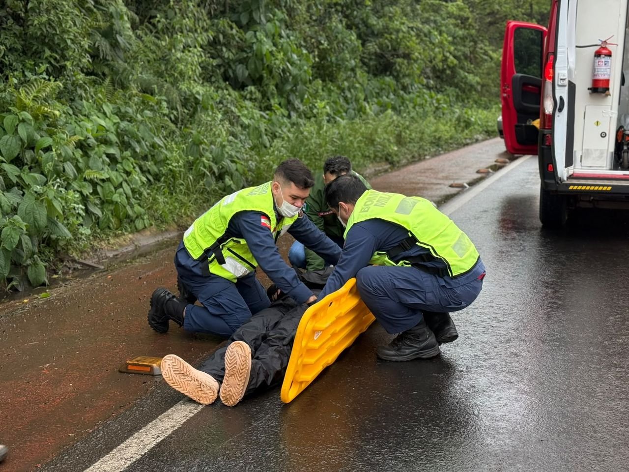 Motociclista fica ferida após atropelar guaxinim em Chapecó