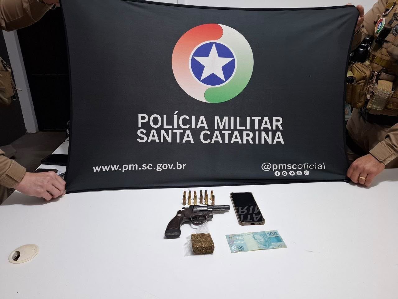 Homem é preso com revólver e maconha após fuga da PM em Chapecó