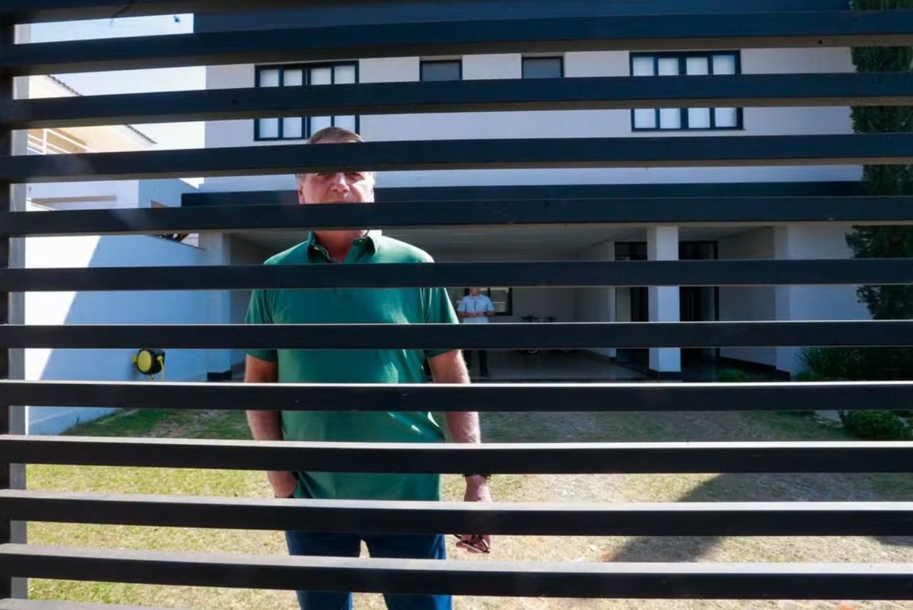 Moraes autoriza visitas de Carlos e Jair Renan a Jair Bolsonaro na prisão domiciliar