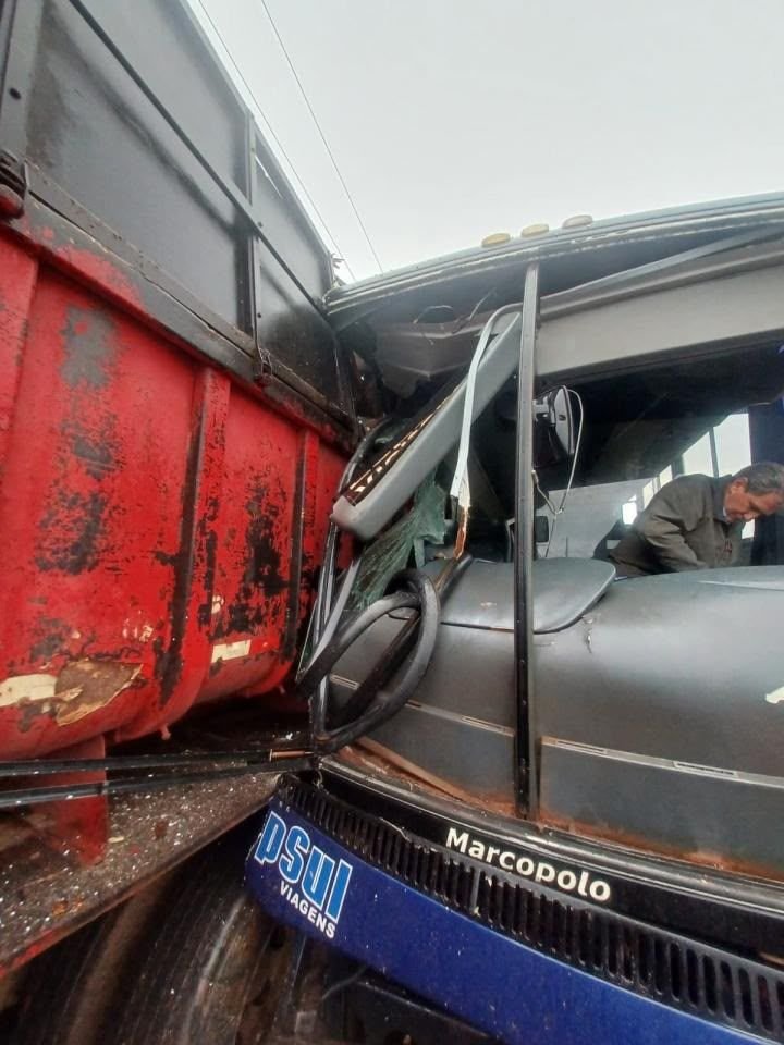 Colisão entre ônibus e caminhões deixa passageiro ferido em Xanxerê