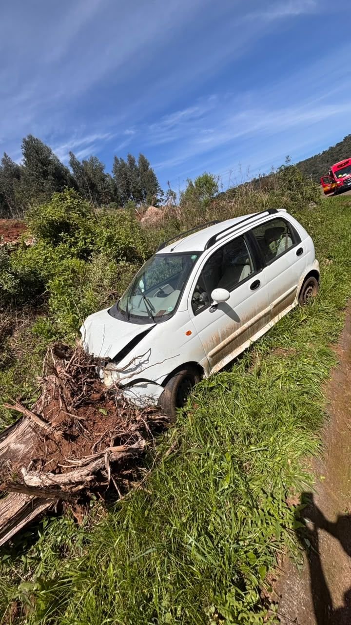 Motorista sofre crise de epilepsia e sai da pista em Salto Veloso