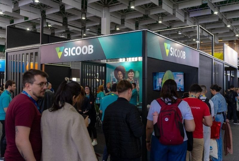 Sicoob apresenta linhas de crédito e inovação no Startup Summit 2026