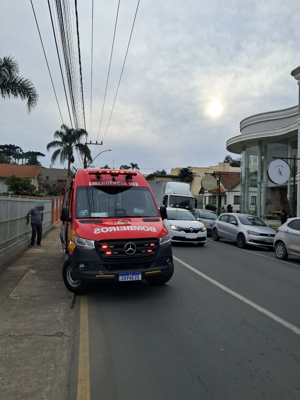 Motociclista fica ferida após colisão com caminhão em São Bento do Sul