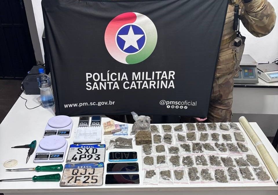 Polícia Militar apreende maconha e placas de motos furtadas em Chapecó