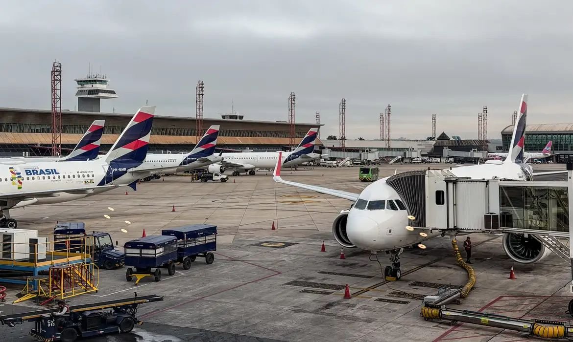 Anvisa atualiza regras de segurança sanitária para aviões e aeroportos no Brasil